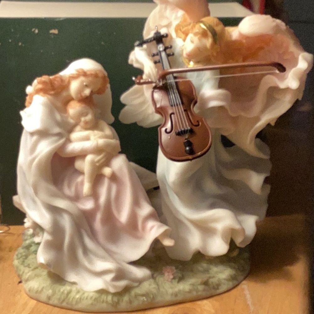 AVAILABLE - Seraphin Classic Angel song of praise 2000 # 81867